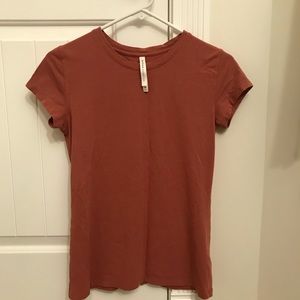 Aritzia the Group by Babaton slim fit t shirt xs